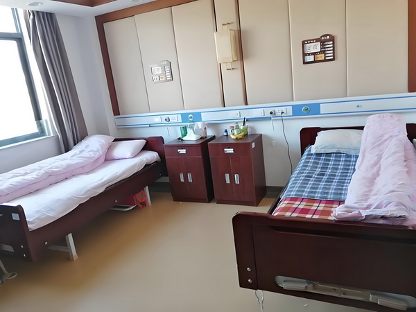 2025深圳落户补贴_变态男躲女神床下，尺度生猛的日本电影！ 比较年有在2大的一个